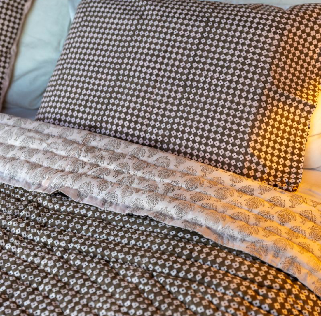Spot Clover Quilt | King